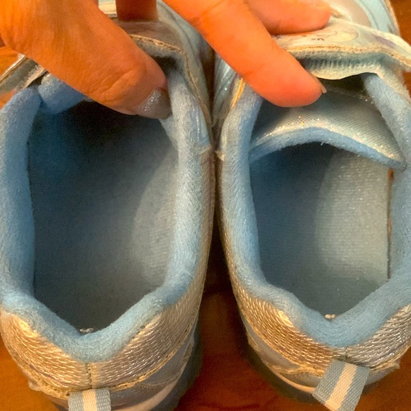 Disney Frozen Little Girl’s light up Sneakers EUC - Picture 9 of 9
